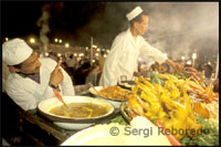 By midafternoon you look surprised by the arrival of a maelstrom of wagons with metal structures. Soon you will realize that this chaos, like every day of the year, the evening is to mount a wide area of kiosks of food, where soon you will see the smoke out of the street kitchens prepared to feed the thousands of people throughout the night will go to dinner at the Jemaa El Fna.