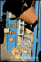 Market Essaouira (Morocco). The Mosque of the Kasbah of Marrakech was completely destroyed in 1569, which led to rebuild, and thereafter is known as the Mosque of the Golden Apples. This name is because it is said that the golden ball that ends the minaret was performed with gold jewelry wife Jacub El Mansur. If not profess the Muslim religion, you can not visit the interior of the mosque, but when you enter the Kasbah of Marrakech will see the imposing building and, above all, its spectacular minaret with a beautiful decoration in which raw green.