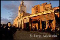 Comenzamos nuestro camino en la plaza de Jemaa el Fna, ahora mismo me encuentro en éste lugar escribiendo éstas notas desde el Café Glacier, es temprano y he seguido el consejo de varios viajeros, sentándome tranquilamente en la terraza de éste café, tomándome la bebida local, un té a la menta, mientras observo el movimiento de ésta plaza definida como punto de partida para conocer la ciudad.  Una mezcla de sonidos, olores y personajes ejercen una continua curiosidad ante el viajero, durante al paseo por su interior podremos disfrutar de un zumo de naranja por 4 dirhams (0,40 céntimos de euro), en ésta zona el silencio no existe, continuamente escucharemos locales que nos llaman, que nos hablan en varios idiomas hasta dar con el nuestro, con el fin de vendernos cualquier cosa o conducirnos por la medina a cambio de unas monedas.  Encantadores de serpientes, tatuadoras de henna, macacos domesticados para posar en el hombro del turista o espectáculos saharianos, entre otras cosas, son muchas de las atracciones turísticas que encontraremos en el lugar.