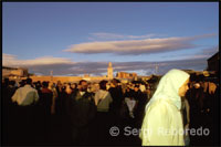 Ya había oscurecido cuando llegamos por primera vez a la plaza por excelencia de Marrakech: Djemaa el Fna. ¡Que jaleo, que ruido, que de gente.... Y eso que es noviembre y se supone que habrá pocos turistas!!!!!! Esta plaza no se caracteriza por ser monumental si no por ser un enorme espacio en el interior de la Medina que destaca por la gente, sencillamente por eso y supongo que ahí radique su encanto. Es un contínuo movimiento, un ir y venir de gente, no solo a pie, porque aquí se mezclan coches, motos, burros, calesas... ¡hay que ir con cuatro ojos!!!!! Encantadores de serpientes, narradores de historias, adivinadoras de la suerte, tatuadoras de henna, músicos tradicionales, aguadores..... Y ruido, mucho ruido. Luego están la cantidad de puestos de naranjas continuamente vendiendo zumo, también hay de granadas, pomelos.... Y los de los dulces dátiles, pasas, higos, ciruelas, frutos secos..... Y luego, al caer la tarde, por una gran puerta empiezana a aparecer los carros de comida ambulante que invaden el centro de la plaza, montones de ellos, invadiéndolo todo de humo con sus parrillas, asando brochetas de pollo, cordero, kefta.... El couscous, las ensaladas.... Y sigue el humo y los tambores y el ruido y la gente.....