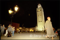 La plaza Jamaa el Fna es el corazón de la ciudad antigua de Marrakech. Es una gran explanada, situada a pocos metros de la mezquita de la Kutubia y representa la puerta de entrada de la medina, con su laberinto de calles estrechas y numerosos comercios. Hay varias hipótesis sobre el origen del nombre y puede significar el lugar donde se ajusticiaban a los condenados, simplemente un lugar de reunión, o bien hacer referencia a una mezquita que debió levantarse en la misma ubicación.  Para mi esta plaza es como un gigantesco escenario al aire libre, donde pasa de todo y además cambia a lo largo de la jornada. Por la mañana está tranquila, sólo hay puestos de frutas y algún encantador de serpientes aislado. Pero si uno va de turista con la cámara está perdido, enseguida te cuelgan una serpiente al cuello y sin que te des cuenta ya te han pintado todo el brazo de henna.