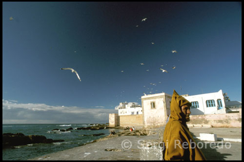 Essaouira. The work performed by these fishermen, is an almost handmade, handwork in very difficult conditions. Because the Atlantic Ocean does not receive precisely with a smile to delve him to strip him of his cheerful and tasty inhabitants. In small shells, under a blazing sun and sea salt in the absence of any protection if your bill is charged as tanned skin sores and also the soul. Watch them work is a pleasure to behold. No stoke each other or know the rush, but each has its role carefully and together look like a big family where fish are their cousins sea and seagulls your pet. Tafraoute. here are famous artisans slippers skin and believe that this small town out thousands of slippers then you see for the rest of the country., of course, from there we brought a few pairs, namely that the slippers yellowing is the leading men and women yellow. The color of this population is reddish and this is because it is surrounded by mountains of red granite, is a beautiful area for hiking. Around Tafraoute have the famous painted rocks are rocks which readily agree and painted in bright colors like pink, blue, green, purple and from there climbing a mountain will come to an oasis full of palm trees called Ait Mansour, all that I tell you what I teach photos. Tafraoute accesses are complicated the village is surrounded by mountains, entered a valley and the roads are narrow.