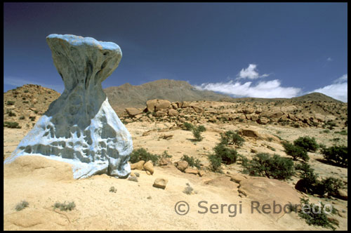 Les Roques Pintades, art en plena natura. A pocs quilòmetres de Tafraoute, en Agarrad-Oudad, es troba una zona rocosa cèlebre per les seves roques pintades en tons blaus i vermells. Aquestes pedres tan coloristes no són obra de la naturalesa, sinó de l'artista belga Jean Veran. Tafraoute és una ciutat del Marroc que se situa a 152 quilòmetres al sud-est d'Agadir i 92 quilòmetres al sud-est d'Ait Baha. Tafraoute és famosa per les seves inscripcions prehistòriques a la roca i les pedres pintades del blau de l'artista belga Jean Veran, a més de per les seves espectaculars palmerars. Aquesta ciutat africana és un conglomerat d'edificis color ocre, situats entre arbres verds, que ofereix un espectacular constrate de colors contra les parets color rosa de les muntanyes de l'Anti Atles. La zona és coneguda per la seva geografia extrema, amb els seus grans extensions de desert vermell, i també és la capital oficial de l'ametlla del Marroc. A la primavera, es pot acudir al festival anual de la florida de l'ametlla. Durant aquest festival, l'habitualment ensopida ciutat de Tafraoute es transforma en una mena de carnaval en el qual el soc, al qual se sumen músics i ballarins, desborda de vida.
