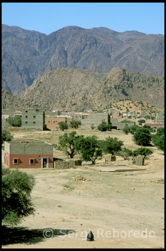 Interesting Tafraoute southern area, rather isolated from the main routes and accessed by good road through semi-desert mountain areas quite lonely and attractive landscapes hosting small towns. The following pictures show panoramic route between Agadir and Tafraout, distance of about 145 km to which should spend half a day, 4 hours, with numerous short photo stops and visit perhaps Inezgane, small walled in strategic and photogenic situation . It was not the first experience in this type of landscape art as Veran had done similar work in the Sinai Desert in Egypt. Firstly, selected the rocks by its smooth, rounded surface, and then spray paint them in contrasting indigo and scarlet tones.