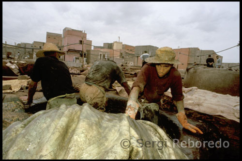 Tanneries of Marrakech. Along with Meknes, Fez and Rabat, Marrakech is one of the four imperial cities of Morocco. It was founded in 1062 by the Almoravids and soon became the capital of an Islamic empire that stretched from the Iberian Peninsula to the west of Africa. The Almoravid conquest of southern Spain led to a cultural exchange that gave this remote desert enclave similar to Al-Andalus cosmopolitan atmosphere. Following a succession of dynasties, the Almohads left a great architectural legacy with examples like the Koutoubia and Mansour mosques. Then came the Marinids, who put all his interest in the city of Fez, Marrakech condemning a period of decline and neglect. However, the arrival of the Saudi dynasty returned the city to its ancient splendor. Trade flourished again and magnificent tombs Saudis still be admired today were built. The aftermath of Alawite government again plunge the city into a period of decline. In the early seventeenth century, the ruler Moulay Ismail had even started all the gold and marble wonderful Badi Palace to embellish his new capital, Meknes. Currency The official currency is the Dirham (Dr) which in turn is divided into centimes. There are coins of 1, 2, 5, and 10 dirhams and 10, 20, and 50 cents. The ticket higher value is 200 dirhams. One euro equals 10.84 Dr. is possible to change money at banks and exchange houses. You can also pay in hotels or withdraw money with credit cards Visa and Mastercard. Clothing is advisable to wear garments of linen and cotton, comfortable and breathable shoes for sightseeing and wear something more formal if you think about going out at night. Essential suntan lotion and a hat to protect from the sun. Currency The official currency is the Dirham (Dr) which in turn is divided into centimes. There are coins of 1, 2, 5, and 10 dirhams and 10, 20, and 50 cents. The ticket higher value is 200 dirhams. One euro equals 10.84 Dr. is possible to change money at banks and exchange houses. You can also pay in hotels or withdraw money with credit cards Visa and Mastercard. Clothing is advisable to wear garments of linen and cotton, comfortable and breathable shoes for sightseeing and wear something more formal if you think about going out at night. Essential suntan lotion and a hat to protect from the sun.