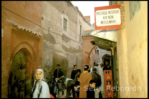 Callejuelas de Marrakech. Hoy en da, el centro de toda actividad sigue siendo Jemaa-el-Fna, que recobra la vida al anochecer, cuando se llena de colores, olores y ruidos, bailarines, tragadores de fuego, acrbatas, encantadores de serpientes y adivinos. Todas las noches se montan mesas en las que se sirven kebabs, caracoles cocidos, deliciosos tagines y todo tipo de platos apetitosos. Alrededor de la plaza se extienden los oscuros callejones que conforman el zoco, un enorme mercado en el que se venden hierbas, pcimas, alfombras, velas, joyera, especias, carnes y artculos de metal. Marrakech es una ciudad única y completamente diferente al resto, hacer turismo en Marrakech es una nueva y fascinante experiencia sensorial: el color, sabor y olor que se respira desde el momento que aterrizas no se te disipará hasta semanas después de volver. Marrakech es una ciudad que ofrece a sus visitantes tanto visitas culturales como diversión. Para los viajeros que busquen algo más, desde Marrakech también se pueden hacer excursiones a lugares cercanos como Essaouira, Ouarzazate, las Cascadas de Ouzoud y el Valle del Ourika.