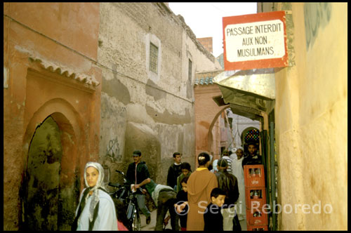 Carrerons de Marràqueix. Avui en dia, el centre de tota activitat segueix sent Jemaa-el-Fna, que recobra la vida al vespre, quan s'omple de colors, olors i sorolls, ballarins, tragadores de foc, acròbates, encantadors de serps i endevins. Totes les nits es munten taules en les que se serveixen kebabs, cargols cuits, deliciosos tagins i tot tipus de plats apetitosos. Al voltant de la plaça s'estenen els foscos carrerons que conformen el soc, un enorme mercat en el qual es venen herbes, pocions, catifes, espelmes, joieria, espècies, carns i articles de metall. Marrakech és una ciutat única i completament diferent a la resta, fer turisme a Marràqueix és una nova i fascinant experiència sensorial: el color, sabor i olor que es respira des del moment que aterres no et dissiparà fins setmanes després de tornar. Marrakech és una ciutat que ofereix als seus visitants tant visites culturals com diversió. Per als viatgers que busquin alguna cosa més, des de Marràqueix també es poden fer excursions a llocs propers com Essaouira, Ouarzazate, les Cascades d'Ouzoud i la Vall del Ourika.