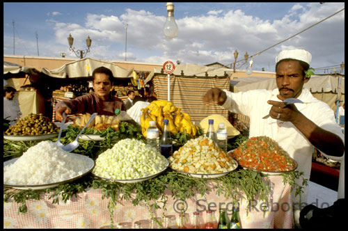 Restaurante en la plaza Jemaa-el-Fna.  Marrakech es una ciudad islmica en una sociedad dominada por los hombres, aunque Marruecos es uno de los pases musulmanes ms liberales y el gobierno trata por todos los medios de dar una imagen de progresismo. El rey Mohammed VI est fomentando activamente la educacin de las mujeres y de grupos desfavorecidos como los berberes, la poblacin indgena de las montaas del Atlas. Marrakech est situada a los pies de la cordillera del Alto Atlas, cuyos picos permanecen nevados durante la mayor parte del ao en contraste con el entorno desrtico que rodea la ciudad. Los veranos pueden resultar abrasadores, pero los inviernos son fros y luminosos, mientras que el otoo ve la llegada de deliciosos productos frescos a los mercados y la primavera cubre las montaas de flores.