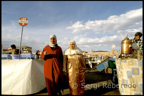 Restaurantes en la plaza Jemaa-el-Fna. Marrakech es ms una ciudad de colores, sonidos y olores que de grandes monumentos. Las labernticas calles del zoco son todo un asalto a los sentidos y pueden llegar a resultar frustrantes para ms de un viajero; Marrakech no es una ciudad para visitar con prisas. Sin embargo, la zona de la medina es sorprendentemente compacta y parte del encanto reside en caminar por las calles sin saber qu sorpresa depara el paso siguiente. No es necesario un gua para visitar la ciudad y desde la introduccin en 1999 de la polica turstica, los visitantes reciben cada vez menos presiones para contratar los servicios de guas locales. Cualquier visita se centrar con seguridad en la zona de la medina y la plaza Jemaa-el-Fna. Muchas de las principales atracciones se encuentran a poca distancia a pie de la plaza, mientras que el resto puede visitarse por medio de un taxi. La mezquita Koutoubia es el principal lugar de oracin de la ciudad y la entrada est prohibida a los no musulmanes. No obstante, es posible apreciar su arquitectura desde sus jardines, que estn abiertos para todo el mundo. La medina cuenta con tres museos de estilos diferentes que bien merecen otra visita.