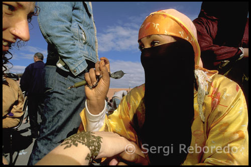 Tafraoute, nestled in the valley of Ameln south of Morocco, is a charming and quiet Berber village famous for its almond and argan oil, which offers tourists a huge range of colors and flavors.