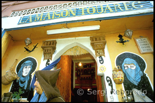 LA MAISON TOUAREG TAFRAOUTE  :  Casa – Decoración – Jardín  ›  Artesanías de arte. Abierta en 1988, he aquí una tienda agradable y bien equipado. Podrá tomar explicar los secretos de las alfombras bereberes y los tuaregs alrededor de un buen té a la menta. Solo lugar de Tafraoute donde puede cambiar el dinero en el tipo de cambio oficial, los domingos y días festivos.