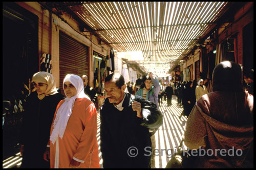 El Zoco de Marrakech es un laberinto de callejuelas llenas de puestos y tenderetes donde los marroquíes hacen sus compras y donde los tenderos intentan hacer su "agosto" con los turistas.  Zoco de Marrakech El zoco de Marrakech El zoco se extiende desde el norte de la Plaza de Jamaa el Fna y ocupa decenas de laberínticas calles. En él podréis comprar todo tipo de ropa, especias, comida, artesanía y productos típicos.  En el zoco encontraréis artesanos agrupados por gremios; tintoreros, cesteros y ferreteros son algunos de los oficios que se dan cita en el zoco de Marrakech.