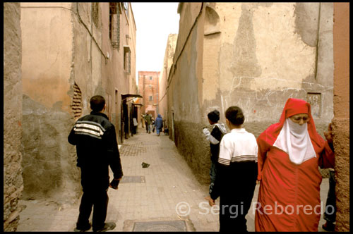 Els socs, anomenats basars en orient i simplement mercats o mercats en occident, són una constant en les ciutats àrabs; des de temps remots van ser el lloc de trobada de les caravanes que viatjaven pel desert per comerciar, concloure negocis, trobar-se amb altres tribus, beure te amb amics o fins i tot arreglar casaments. El soc de Marràqueix és el mercat més gran de tot el Maghreb i es pot accedir directament des de la Plaça Djemaa el Fna. Immediatament es percep el bullici i l'animació en els carrerons laberíntics, algunes cobertes per lames de fusta per protegir-se del sol, on comerciants i artesans intenten cada dia fer el seu negoci amb locals i turistes.