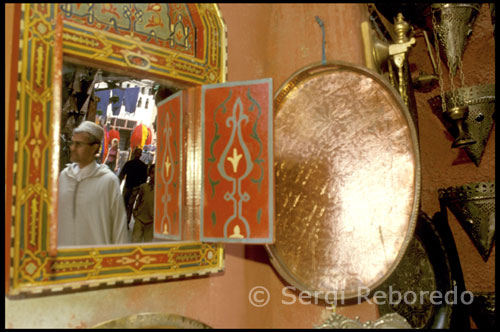 The word bazaar, souk in Arabic, means 'a mess' and we might think that the term is more accurate to describe this as vibrant and noisy area where nothing seems to follow any rules. However, the souks were always very orderly markets responding to social and geographical organization of corporations of artisans, existing even today after more than eight centuries. Were weavers and leather tanners who settled and were gradually adding other activities, each settling in a well defined area for its activity first. Each corporation had very specific rules and professional hierarchies; in general, a hierarchy in which the trainee was at the lowest level for a certain time (sometimes years) to learn the trade existed. When I was able to perform a piece by itself was judged by their teachers or maalems and if approved could settle and trade and other artisans. The maalems were, then, transmitting the secrets of the profession, and were led by the amine, chosen from among them to resolve conflicts between artisans or between teachers and learners.