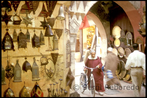 Marrakech Souk. The location of each activity depended on the value of the goods and discomfort that meant for the neighbors. Thus, the souk leather tanners (with its ancient techniques of treatment of skin), the workshop of potters and camel market were located outside the medina. Food, being economic and perishables, occupied the outlying areas: they could find olives, eggs, poultry, red meat, dates ... Also linked to rural activities, such as those concocted reins and saddles for horses. Next was the souk of carpenters, whose workshops practically invaded the street. The central area of great souk was reserved for more expensive and delicate items: silk fabrics, spices and gold jewelry, and products for personal care and henna tattoo art (a thorny shrub that produces a dye used for tattooing or hair coloring).