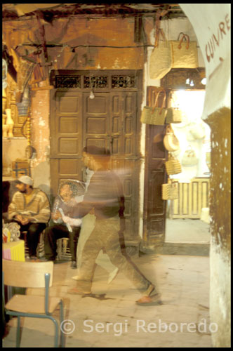 Marrakech Souk. Today, despite the degradation caused by the invasion of Western culture and products made in china, the souk gathers around 2600 artisans and 40 corporations that still maintain alive the traditional Moroccan art, giving a special charm to the largest market north African. The variety of items that can be found covering almost everything imaginable: clothing, jewelry, rugs, slippers, objects terracotta, wood, metal or leather, spices, nuts, meats and other foods, medicinal herbs ... the list is endless. Negotiate before you buy, besides being a whole Arab trading tradition, in this case it is also essential because the prices are usually quite high; if the trader looks real interest in the product will invite the customer with a mint tea and appreciated get a good deal, but be offended if you are only looking for fun haggling. The souk is a pleasure to enjoy with all the senses and an open mind. Just go with the narrow streets and let this great little world of smells, tastes and sounds invade us and immersed in a lifestyle that is certainly very different from what we are accustomed.