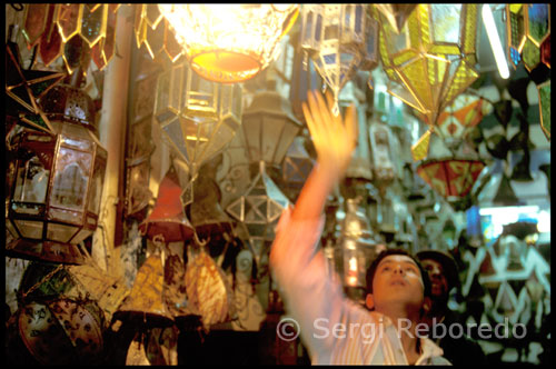 SHOPPING IN MARRAKECH, TE guided by the ZOCOS. Well, this is nothing new. Surely you know that Marrakech has one of the most famous souks or markets of the world. In fact, Marrakech had its origins as a market town to be a crossroads for passing caravans. This still makes it an excellent place for shopping. Under the souks, has blossomed trade throughout the city and while inside the Medina we have a more traditional and Artisanal, outside, in the new part of the city, luxury and large firms charge prominence and we can find the same products as in any big city in the world. Marrakech has not escaped Globalisation, but within the Medina, in the souks, seems to have arrived yet and lost in them is a trip to the past.