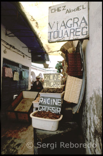 Mercado de Essaouira (Marruecos). Viagra Touareg. Mucho más que Tánger y Marrakech, Marruecos es un país fascinante repleto de rincones secretos de una belleza espectacular. El país alauí esconde pequeños tesoros fascinantes como la ciudad de Essaouiria, punto de partida de las rutas hacia el sur de Marruecos. Es aquí donde se halla la ciudad de Agadir, tan moderna y a la vez tan tradicional, y donde comienza el Parque Nacional de Souss-Massa, que se extiende hacia el sur por la franja costera de Marruecos. De él forman parte las pequeñas localizaciones de Tiznit, Sidi Ifni y la bahía de Legzira así como las espectaculares playas de Mirleft. Ya en el interior, Guelmim se considera la puerta del Sáhara y puede ser el fin de esta ruta hacia el sur si no da tiempo a bajar hasta Tan Tan.