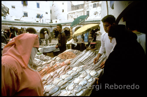 Mercado de Essaouira (Marruecos). Es un paseo inspirador. Surferos, familias paseando por el romper de las olas, campos de futbol improvisados, camellos, caballos, pastas de la risa. La bahía es inabarcable, con sus largos km de playa ininterrumpida. En 20 minutos llegas al castillo de arena de Jimi Hendrix, en 10 mas, a Diabat, donde Jimi Hendrix se ha pasado ahora al golf. Y en tan solo 6 horitas llegasandando a Sidi Kaouki, después de doblar cap Sim. un paseo inspirador, mejor con viento suave a tus espaldas.