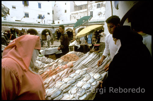 Mercat d'Essaouira (Marroc). És un passeig inspirador. Surfers, famílies passejant pel trencar de les ones, camps de futbol improvisats, camells, cavalls, pastes del riure. La badia és inabastable, amb els seus llargs km de platja ininterrompuda. En 20 minuts arribes al castell de sorra de Jimi Hendrix, en 10 més, a Diabat, on Jimi Hendrix s'ha passat ara a golf. I en tan sols 6 horetes llegasandando a Sidi Kaouki, després de doblegar cap Sim. un passeig inspirador, millor amb vent suau a l'esquena.