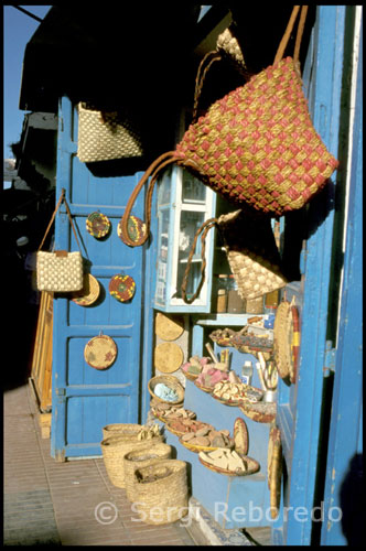 Mercat d'Essaouira (Marroc). En aquesta zona les cases estan menys cuidades que a la resta de la medina i n'hi ha que cauen a trossos. És una zona una mica més tètrica, però també té el seu encant. El barri de la Mellah era en què antigament vivien els jueus. Van tenir gran importància en la ciutat gràcies al seu treball com orfebres. Avui en dia tot just queden una desena de famílies mongetes a Essaouira. Una zona abandonada però que ofereix alguna que altra sorpresa.