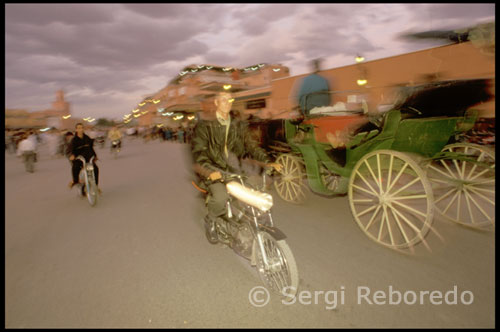 Marràqueix. Plaça de Jemaa el Fna. La Plaça de Jamaa el Fna és la plaça central de Marràqueix i el lloc més important de la medina. S'hi desenvolupa la vida pública de Marràqueix tant de dia com de nit. El millor de la Plaça de Jamaa el Fna és la transformació que va patint en el transcurs del dia. Pel dia Pel dia trobareu moltes coses que us cridaran l'atenció: des domadors de micos que se't pujaran sobre fins encantadors de serps, passant per dentistes exposant les seves últimes peces extretes. A més dels estranys personatges, en Jamaa el Fna també trobareu multitud de llocs de suc de taronja, espècies, menta i cargols.