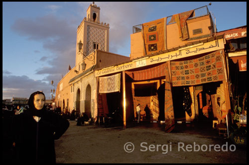 Marrakech. Plaza de Jemaa el Fna. La Plaza de Jamaa el Fna es el auténtico corazón de Marrakech. En torno a esta gigantesca plaza se articula gran parte de la vida comercial y económica de la ciudad, ya que limita con los miles de puestos y tiendas de los zocos de la increíble medina. Dentro de sus dominios, además, se reúnen todo tipo de comerciantes ambulantes, contadores de historias y funambulistas, atraídos por el incesante tráfico de personas y por el público potencial que representan los clientes de los cafés que aquí se acumulan.  Es, indudablemente, otra de las visitas imprescindibles de esta fascinante población y un gran lugar cerca del que reservar hoteles o B&B baratos en Marrakech. La animada plaza de Jamaa el Fna te permitirá conocer su verdadera esencia.