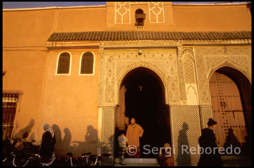 Marrakech. Plaza de Jemaa el Fna. Llegando la noche la plaza se anima aún más con la llegada ruidosa de incontables carros ambulantes que invaden el espacio, proponiendo comidas típicas llenas de sabor y color: couscous caliente, cabezas de cordero asadas, ensaladas, buñuelos... todo listo para degustar en mesas dispuestas ahí mismo. Avanzada la noche, la atmósfera está totalmente invadida por el humo de las parrilladas y la gente llega hasta la plaza como atraida por un gran imán.  Una vez superados la sorpresa y el asombro que provoca toda esta multitud bulliciosa, es una buena idea refugiarse en uno de los tantos cafés-restaurantes que rodean la plaza, entre ellos el Café de Francia y el Café Argana, los más populares. Sus terrazas ofrecen un lugar privilegiado para tomar distancia de la multitud y observar todo el movimiento, todo el dinamismo de este verdadero espectáculo a cielo abierto, clasificado como Patrimonio Oral de la Humanidad por la UNESCO en el año 2001. 