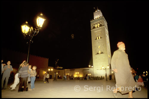 The Koutoubia.- Mosque is one of the masterpieces of Muslim architecture and perhaps the most important mosque in the Islamic West. Built by the Almohad, its 17 ships can accommodate over 20,000 people, making it one of the great temples of Islam (the building measures 90X60 meters). The translation of its name is Mosque booksellers and the land on which it stood (in the twelfth century) was occupied by a souk libraries, copyists and scribes. Upon arrival in the city (1149), the Almohads decided to demolish the early Almoravid mosque under the pretext of poor orientation kibla (wall facing Mecca). The foundations of the first building can still be seen along the walls. Unfortunately, the entrance to the grounds is forbidden to non-Muslims.