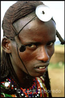 La relación sobre el origen de la vida que establece la cultura masai se basa en Dios, Hombre y Ganado. En primer lugar, Dios crea al hombre masai y una vez situado físicamente sobre la tierra le concede el ganado como forma y sentido de vida. Hasta tal punto es absoluta esta creencia que los masais piensan que todo el ganado les pertenece y por este hecho incluso han llegado a tener graves problemas con el resto de los pueblos vecinos y con la justicia en Kenya. En principio para los masais el cielo y la tierra estaban juntos. Cuando llegó el momento de separarse, el dios Ngai, su principal divinidad, decidió irse a vivir al cielo desde donde les envió el ganado como regalo preciadísimo. En cambio, de esta separación de cielo y tierra también vienen todas las maldiciones: precisamente de la tierra es de donde se deriva el desprecio masai por la agricultura y su negación histórica a trabajarla.