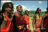 Los masai viven en poblados formados por chozas circulares de barro y paja y cercadas por un cercado de ramas para evitar la entrada de depredadores. El poblado tiene tantas entradas como familias lo componen.