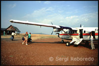 Airkenya vola tres vegades al dia durant tot l'any des de l'aeroport de Wilson a Nairobi fins Masai Mara.