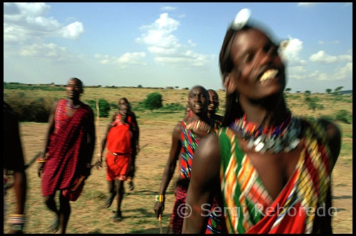 Van entrar a Kenya procedents del territori que ocupa avui dia Sudan i van conquerir amb rapidesa la part central del país. A causa d'algunes malalties i de la fam que van patir, la seva població es va anar reduint paulatinament fins arribar a les 300.000 persones que formen avui la comunitat. Fins a 1960 els massai disposaven de grans extensions de terreny, però aquestes els van ser arrabassades pel govern amb la creació de la Reserva Nacional de Masai Mara. Aquesta privacitat de terreny no va ser vista amb bons ulls, ja que els massais no cultiven ni tenen un sentit de propietat de la terra. La globalització i la cultura occidental els colpeja fortament i, en l'actualitat, alguns massais es dediquen al turisme, encara que per la majoria d'ells, la seva forma de vida i economia és la ramaderia, practicant el nomadisme a la recerca dels millors pastures per alimentar als seus bous, una de les tradicions que encara mantenen intactes.