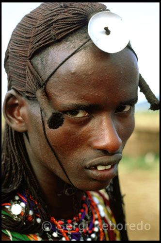 La relación sobre el origen de la vida que establece la cultura masai se basa en Dios, Hombre y Ganado. En primer lugar, Dios crea al hombre masai y una vez situado físicamente sobre la tierra le concede el ganado como forma y sentido de vida. Hasta tal punto es absoluta esta creencia que los masais piensan que todo el ganado les pertenece y por este hecho incluso han llegado a tener graves problemas con el resto de los pueblos vecinos y con la justicia en Kenya. En principio para los masais el cielo y la tierra estaban juntos. Cuando llegó el momento de separarse, el dios Ngai, su principal divinidad, decidió irse a vivir al cielo desde donde les envió el ganado como regalo preciadísimo. En cambio, de esta separación de cielo y tierra también vienen todas las maldiciones: precisamente de la tierra es de donde se deriva el desprecio masai por la agricultura y su negación histórica a trabajarla. Los Masai son una de las tribus más conocidas de África. Su territorio natural está comprendido entre Kenia meridional y Tanzania septentrional, donde siguen conservando el espíritu nómada y viviendo fieles a las tradiciones, a pesar de que la presión de la globalización y el desarrollo mundial amenaza con provocar cambios en su cultura centenaria. Dentro de su curiosa y casi pintoresca idiosincrasia -para los occidentales al menos- llama la atención el modo en que se relacionan hombres y mujeres, siembre bajo un contexto marcadamente patriarcal en el que éstas últimas gozan sin embargo de ciertas licencias.