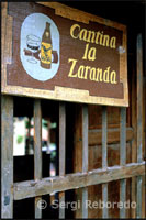 Porta de la cantina En un poblat dels Andes reconstruït tal I Com era al Els Anys 1930. Parc temàtic "Els Ràfecs". Veneçuela. Mèrida És Una ciutat estudiantil, Comptant amb ungla de les Universitats d'alcalde Tradició del País i La Segona en antiguitat. La Universitat dels Andes, millor Coneguda Com la ULA, ha Estat l'alma mater de cèlebres personatges del gol de la regió de Com de la vida nacional. La ciutat Posseeix Una Diversitat de belles places, Entre les Que Destaquen, la Plaça Bolívar, amb Compte Que El bust Més antic del Libertador a El País i la Plaça Beethoven, en l'honor al compositor gran Alemany