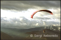 Volant en tàndem. Parapent a Terra Negra. Merida. Veneçuela. Aquesta mateixa tarda surto del centre de Mèrida després de dinar. La idea és fer parapent en una muntanya propera. Després de 45 minuts de tortuós recorregut, per fi havíem arribat a Las González o al lloc més comunament anomenat Terra Negra. Ningú va saber explicar-me el perquè d'aquest nom, però la qüestió és que la terra no era ni molt menys de color negre, sinó d'un to vermell rogenc que contrastava enormement amb el blau electritzant del cel. Ens trobàvem en una enorme plana a 1700 metres sobre el nivell del mar amb unes fabuloses vistes de la vall i del riu Chama.