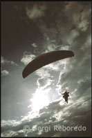 Volant en tàndem. Parapent a Terra Negra. Merida. Veneçuela. Aquesta mateixa tarda surto del centre de Mèrida després de dinar. La idea és fer parapent en una muntanya propera. Després de 45 minuts de tortuós recorregut, per fi havíem arribat a Las González o al lloc més comunament anomenat Terra Negra. Ningú va saber explicar-me el perquè d'aquest nom, però la qüestió és que la terra no era ni molt menys de color negre, sinó d'un to vermell rogenc que contrastava enormement amb el blau electritzant del cel. Ens trobàvem en una enorme plana a 1700 metres sobre el nivell del mar amb unes fabuloses vistes de la vall i del riu Chama.