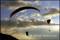 Volant en tàndem. Parapent a Terra Negra. Merida. Veneçuela. La muntanya està situada a l'oest de Mèrida. La seva geografia és totalment espectacular i la vegetació difereix en gran mesura de la resta de la flora típica andina. El romanticisme i tranquil·litat de l'erm contrasta fortament amb les emocions intenses que es viuen a les muntanyes. Expliquen els professionals d'aquest esport que aquest lloc està entre els 10 millors del món per a vols de gaudi i tandem. La seva impressionant desnivell de 960 metres sumat a les espectaculars vistes confereixen a aquest paratge una zona única per practicar el parapent, sense esmentar el més important, que són les seves condicions de vent dinàmic.