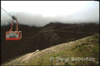 Pic Mirall, ultima estació. 4765 metres. Telefèric de Mèrida. Veneçuela. El telefèric de Mèrida és el més llarg i el que major altura aconsegueix a tot el món. En l'actualitat estan realitzant obres de millora i es preveu que torni a funcionar a partir de l'estiu del 2011. Part de la mateixa ciutat a 1600m i arriba fins als 4765m, desplaçant-se en quatre trams al llarg de 12,5 quilòmetres. A cada tram és fàcil observar com la vegetació va canviant de mica en mica, passant del bosc a la flora típica de l'erm per acabar en un paisatge totalment cobert per les neus, a escassos dos quilòmetres del Bec Bolívar (5007m), la muntanya més alta de Veneçuela .