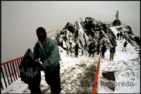 Pic Mirall, ultima estació. 4765 metres. Telefèric de Mèrida. Veneçuela. La cabina s'atura en el seu últim tram i el fred comença a fer efecte entre tots els presents. La neu i la boira desdibuixen una típica postal nadalenca quan escassament dues hores abans havia estat en màniga curta amb un sol radiant. Merodeo pels voltants tot el que el meu cos pot aguantar sense roba d'hivern i torno fins al telefèric per tornar fins a la tercera fase, Lloma Rodona, que és on comença la meva trekking fins al petit poblet de Los Nevados. Començament lentament el descens per tortuosos i serpentejants camins que em portaran des dels 4045m als 2700m.