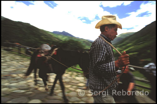 Paseos a caballo en un poblado de los andes reconstruido tal y como era en los años 1930s. Parque temático “Los aleros”.  Venezuela. Mi intención de redescubrir como vivían antiguamente los andinos venezolanos me lleva a una obligada visita al Parque Temático “Los Aleros”, situado en un marco de belleza incomparable entre ríos que ondulan en los verdes valles de las montañas de Mérida. Está ubicado a tan sólo veinticinco kilómetros de la ciudad, a 2.150 metros de altitud sobre el nivel del mar y ocupa una extensión de 8 hectáreas.  La ciudad de Mérida, cuyo nombre oficial es Santiago de los Caballeros de Mérida es la capital del municipio Libertador y del estado Mérida. Es una de las principales localidades de los Andes venezolanos. Se encuentra ubicada sobre una meseta en medio de la región, justo entre las sierras montañosas de La Culata y Nevada y los parques nacionales homónimos, dicha condición geográfica la posiciona como un importante centro turístico. Así mismo el prestigio de su principal universidad y la vasta variedad de institutos de enseñanza la han situado a nivel nacional como destino predilecto para el turismo y la población estudiantil. Posee gran movimiento nocturno; una cultura rica y diversa, es un importante centro deportivo y posee un notable desarrollo comercial y tecnológico.