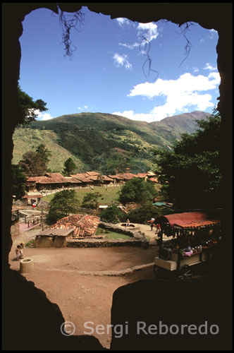 Vistas generales de un típico pueblo andino. Parque temático “Los aleros”.  Venezuela. Lo primero que me llama la atención al entrar dentro del parque es que los bolívares que he estado utilizando durante todo el viaje ya no me sirven. Aquí todo se paga en morocotas, la moneda que se utilizaba antiguamente en esta zona, y una sucursal bancaria se dedica al cambio de moneda para ir habituándonos. Con estas monedas de oro y plata uno empieza a adentrarse en otra época.  Fundada en 1558, Santiago de los Caballeros de Mérida es en la actualidad una hermosa ciudad rodeada de imponentes montañas, con un centro colonial de singular belleza, vistosos parques de gran verdor y lo más resaltante, su gente de trato cordial, amable y hospitalario, que bien le hacen honor a su nombre. El centro de la ciudad está rodeado por edificios coloniales de los cuales resaltan el Palacio Arzobispal, el Palacio de Gobierno, la sede de la Universidad de los Andes y la Catedral, definitivamente una de las más hermosas que hay en Venezuela.