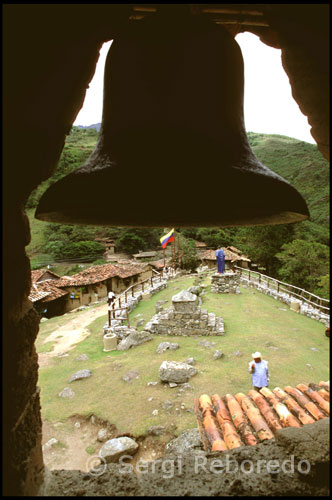 Vistas desde el campanario. Parque temático “Los aleros”.  Venezuela. Lo primero que me llama la atención al entrar dentro del parque es que los bolívares que he estado utilizando durante todo el viaje ya no me sirven. Aquí todo se paga en morocotas, la moneda que se utilizaba antiguamente en esta zona, y una sucursal bancaria se dedica al cambio de moneda para ir habituándonos. Con estas monedas de oro y plata uno empieza a adentrarse en otra época.  Mérida es una ciudad estudiantil, contando con una de las universidades de mayor tradición del país y la segunda en antigüedad. La Universidad de los Andes, mejor conocida como la ULA, ha sido el alma mater de célebres personajes tanto de la región como de la vida nacional. La ciudad posee una diversidad de hermosas plazas, entre las que destacan, la Plaza Bolívar, que cuenta con el busto más antiguo del Libertador en el país y la Plaza Beethoven, en honor al gran compositor alemán. Uno de los lugares de visita obligada en Mérida, es el mercado municipal. En sus tres pisos, se consiguen una variedad de productos de artesanía de la zona y de otras zonas del país, así como souvenirs, ropa, dulces y otras comidas.