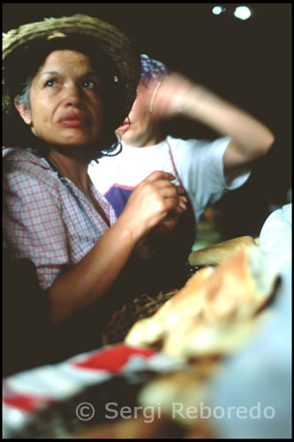 Panadería artesana con productos típicos de los años 30s. Parque temático “Los aleros”.  Venezuela. Lo primero que me llama la atención al entrar dentro del parque es que los bolívares que he estado utilizando durante todo el viaje ya no me sirven. Aquí todo se paga en morocotas, la moneda que se utilizaba antiguamente en esta zona, y una sucursal bancaria se dedica al cambio de moneda para ir habituándonos. Con estas monedas de oro y plata uno empieza a adentrarse en otra época.  Una de las curiosidades de Mérida, es la Heladería Coromoto, conocida por tener más de 600 variedades de Helado. Se pueden conseguir los helados más increíbles: Pabellón Críollo, cerveza, plátano, guacuco, o los más tradicionales y clásicos. La heladería Coromoto figura en el libro de record Guiness, por tener el record mundial en variedad de helados. Los merideños son amantes de la fiesta brava, durante las fiestas de la ciudad, mejor conocidas como la Feria del Sol, que se celebra en carnaval, se llevan a cabo innumerables corridas con los mejores toreros tanto del país como importantes figuras internacionales.