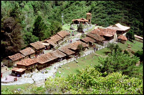 Vistas generales de un típico pueblo andino. Parque temático “Los aleros”.  Venezuela. En la gasolinera de la época se surten los antiguos autobuses del pueblo,  en el molino de piedra del año 1880 se elabora auténtica harina de trigo, y mientras,  la gente se pasea con atuendos de época ocupados en sus quehaceres diarios. La Iglesia de Los Aleros constituye una réplica exacta de las que existieron en los Andes durante los años 30. Complementan la hermosa construcción un campanario con mirador, desde el cual se divisa todo el poblado, y la Casa Parroquial. Los andinos se pasean a caballo por la plaza central del pueblo mientras las mujeres recogen la leña para tener el horno siempre apunto. Es como haber vuelto al siglo pasado.  Entre los diversos parques con que cuenta la ciudad, el de los Chorros de Milla es uno de los más famosos y más interesantes, con hermosas cascadas, una rica vegetación, lagos y un pequeño zoológico, donde los visitantes pueden distraerse en familia con sus diversas atracciones.  Mérida cuenta con múltiples atracciones para todas las edades. Muchas de ellas requieren de 4 o 5 horas y deben ser planificadas por adelantado. Esto hace que se puede requerir hasta una semana completa en Mérida para poder disfrutar de la ciudad al máximo. A continuación algunas de las atracciones más importantes.  El segundo parque temático es el de la "Venezuela de antier", en donde uno es transportado a los años 20, cuando Juan Vicente Gómez, gobernaba Venezuela. Es un recorrido interesantísimo y muy entretenido para todas las edades.