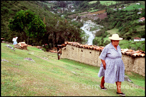 Vendedora de “tojotos” en un poblado de los andes reconstruido tal y como era en los años 1930s. Parque temático “Los aleros”.  Venezuela. En la gasolinera de la época se surten los antiguos autobuses del pueblo,  en el molino de piedra del año 1880 se elabora auténtica harina de trigo, y mientras,  la gente se pasea con atuendos de época ocupados en sus quehaceres diarios. La Iglesia de Los Aleros constituye una réplica exacta de las que existieron en los Andes durante los años 30. Complementan la hermosa construcción un campanario con mirador, desde el cual se divisa todo el poblado, y la Casa Parroquial. Los andinos se pasean a caballo por la plaza central del pueblo mientras las mujeres recogen la leña para tener el horno siempre apunto. Es como haber vuelto al siglo pasado. El territorio de la provincia de Mérida dependió del reinito de la Nueva Granada hasta 1777, año en el cual pasó a depender de la Capitanía General de Venezuela. El 23 de noviembre de 1863 se creó el estado Mérida con el territorio de Mérida, Ejido, Bailadores, Mucuchíes y Timotes. En 1868 se incorporó al estado Zulia, junto con Táchira, pero se separó en 1869. En 1874 se le cambia el nombre por el de estado Guzmán. En 1881 pasó a formar parte del Gran Estado de Los Andes junto con Táchira y Trujillo, éste se disuelve en 1899 y queda circunscrito al territorio que tenía como estado independiente. Desde 1909 figura como estado Mérida. 