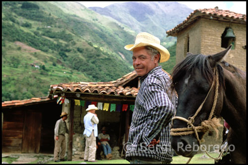Paseos a caballo en un poblado de los andes reconstruido tal y como era en los años 1930s. Parque temático “Los aleros”.  Venezuela. En la gasolinera de la época se surten los antiguos autobuses del pueblo,  en el molino de piedra del año 1880 se elabora auténtica harina de trigo, y mientras,  la gente se pasea con atuendos de época ocupados en sus quehaceres diarios. La Iglesia de Los Aleros constituye una réplica exacta de las que existieron en los Andes durante los años 30. Complementan la hermosa construcción un campanario con mirador, desde el cual se divisa todo el poblado, y la Casa Parroquial. Los andinos se pasean a caballo por la plaza central del pueblo mientras las mujeres recogen la leña para tener el horno siempre apunto. Es como haber vuelto al siglo pasado. Fundada en 1558, Santiago de los Caballeros de Mérida es en la actualidad una hermosa ciudad rodeada de imponentes montañas, con un centro colonial de singular belleza, vistosos parques de gran verdor y lo más resaltante, su gente de trato cordial, amable y hospitalario, que bien le hacen honor a su nombre. El centro de la ciudad está rodeado por edificios coloniales de los cuales resaltan el Palacio Arzobispal, el Palacio de Gobierno, la sede de la Universidad de los Andes y la Catedral, definitivamente una de las más hermosas que hay en Venezuela.
