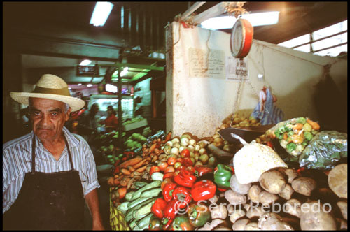 Venta de hortalizas en el Mercado Principal de Mérida. Venezuela. Fundada en 1558, Santiago de los Caballeros de Mérida es en la actualidad una hermosa ciudad rodeada de imponentes montañas, con un centro colonial de singular belleza, vistosos parques de gran verdor y lo más resaltante, su gente de trato cordial, amable y hospitalario, que bien le hacen honor a su nombre.  Mérida es la capital del municipio Libertador y del estado Mérida y la principal localidad de los Andes venezolanos. Mérida La ciudad de Santiago de los Caballeros de Mérida,  fue fundada in 1558 por Juan Rodríguez Suárez, pasando a pertenecer a la Capitanía General de Venezuela. Aquí conocerás: como llegar a esta hermosa ciudad, nuestra gente, atracciones, tours, música, arte, comida, alojamiento, apartamentos, posadas, cabañas, hoteles,  cultura, "un jardín en tu ciudad",  leyendas, lugares para: conferencias, talleres, reuniones y grupos. Líneas de Taxis. Además una completa variedad de servicios, todos diseñados para hacer de tus vacaciones las mejores de tu vida. Mérida es segura, limpia y muy baja en contaminación, aquí el tiempo es perfecto todo el año. También Mérida tiene el Teleférico más alto y más largo del mundo; y no te pierdas la magnífica experiencia de conocer el Observatorio de astronomía del Llano de Hato. También podrás disfrutar de paseos en la ciudad de Mérida, en el nuevo transporte al estilo de Europa Trolebús. Mérida  tiene gran variedad de  restaurantes con comida típica e internacional, también tres Mc Donald's, y un Subway para satisfacer tu gusto en comida rápida. No olvides la gran selección de aves para Birdwatching  Lista de Aves que puede ver. Ahora por demanda popular, estamos incluyendo los otros estados Andinos: Táchira y Trujillo en la Guía de Los Andes. Es nuestro deber leer los comentarios y sugerencias de nuestros clientes, agradecemos que nos escriba.