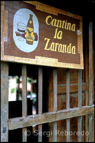 Puerta de la cantina en un poblado de los andes reconstruido tal y como era en los años 1930s. Parque temático “Los aleros”.  Venezuela. Mérida es una ciudad estudiantil, contando con una de las universidades de mayor tradición del país y la segunda en antigüedad. La Universidad de los Andes, mejor conocida como la ULA, ha sido el alma mater de célebres personajes tanto de la región como de la vida nacional. La ciudad posee una diversidad de hermosas plazas, entre las que destacan, la Plaza Bolívar, que cuenta con el busto más antiguo del Libertador en el país y la Plaza Beethoven, en honor al gran compositor alemán. Los Aleros es un parque temático que recrea la vida y costumbres de la Venezuela de los años 30. Este pueblo, salido de la cabeza de su creador Alexis Montilla, los hará vivir en ese pasado que vivieron nuestros ancestros, volviéndose una realidad durante las horas que dura el recorrido. Entre las atracciones que los harán reírse, emocionarse, llorar, y asustarse si no están preparados tenemos: “Búsqueda del Entierro”, “Cine el Duende Misterioso”, “La Voz de los Aleros”, “El rincón de las hilanderas”, “Teléfonos y Telégrafos Federales”,  “Imprenta Los Aleros”, “Cantina La Zaranda”,  “La casa de la música”, “La Capilla” y “La Cueva Encatada”. Los Aleros se encuentran en la Carretera Trasandina, Kilómetro 25, vía El Páramo, Mérida.
