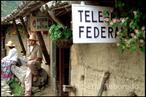 Telégrafos Federal. Parque temático “Los aleros”.   Venezuela. Uno de los lugares de visita obligada en Mérida, es el mercado municipal. En sus tres pisos, se consiguen una variedad de productos de artesanía de la zona y de otras zonas del país, así como souvenirs, ropa, dulces y otras comidas. El parque temático “Alexis y La Venezuela de Antier”, que recrea las primeras décadas del siglo XX de nuestro país, su arquitectura, folclore, gastronomía, música, costumbres e historia. Así, podrán viajar al pasado y recorrer algunas de las regiones de Venezuela, que hasta ahora son: Oriente, Los Llanos, Falcón, Miranda, Aragua, Trujillo, Zulia, Caracas, Lara, Amazonas, Táchira, Mérida y Yaracuy. Compartirán con personajes de la época y conocerán de cerca las manifestaciones culturales de cada rincón: Banco La Chirigua, Cueva del Guácharo, Gallera Santa Inés, El Caney de la Comadre, Los Llanos, Falcón, Miranda, Aragua, Puente sobre la laguna de Sinamaica, Trujillo, Zulia, Pico El Cóndor, Plaza Caracas, Lara, Territorio Federal Amazonas, Táchira, Mérida, Cabaret El Gran Salón de la Clandestinidad y el Parque Agro turístico Yaracuy.  La Venezuela de Antier está ubicada en la Carretera Panamericana, vía Jají, Kilómetro 5, Mérida.